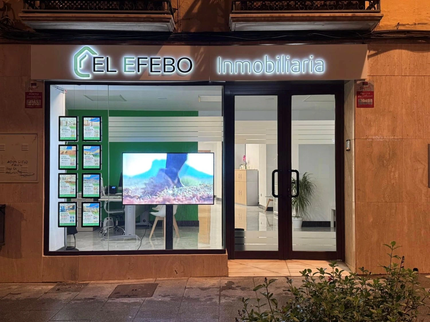 Letreros luminosos en Antequera: visibilidad para tu negocio más allá del horario de luz